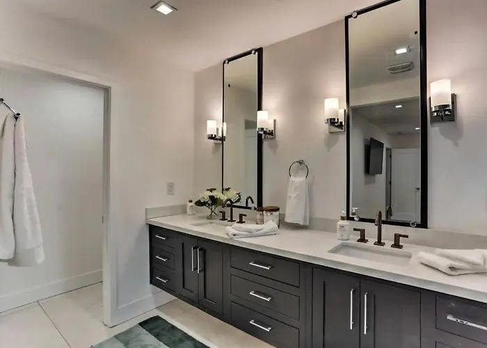 Quiet Luxury Estate W/ Heated Pool: Villa