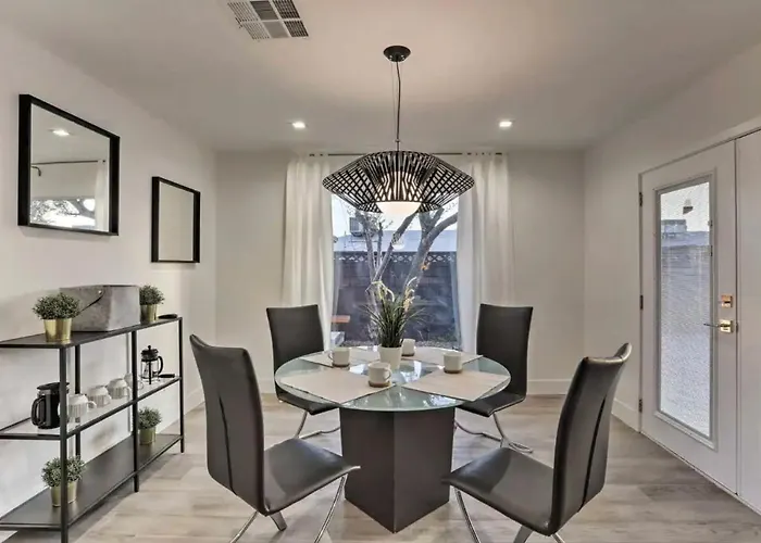 Quiet Luxury Estate W/ Heated Pool: Villa *